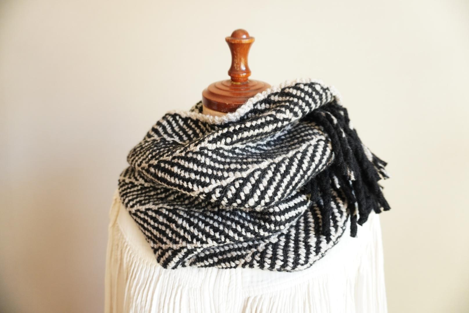 ホームスパン　スヌード　黒×ナチュラルカラーライトグレー