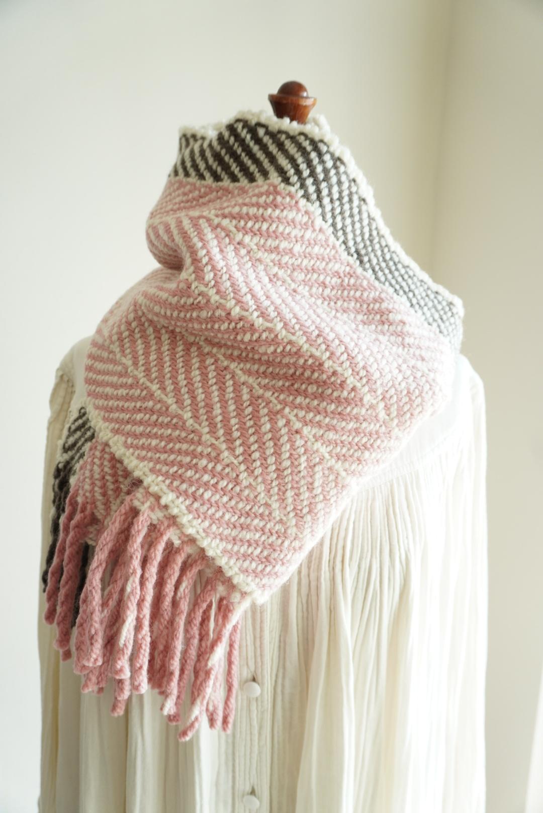 ホームスパン Herring bone マフラー　アンティークピンク×チャコールグレー