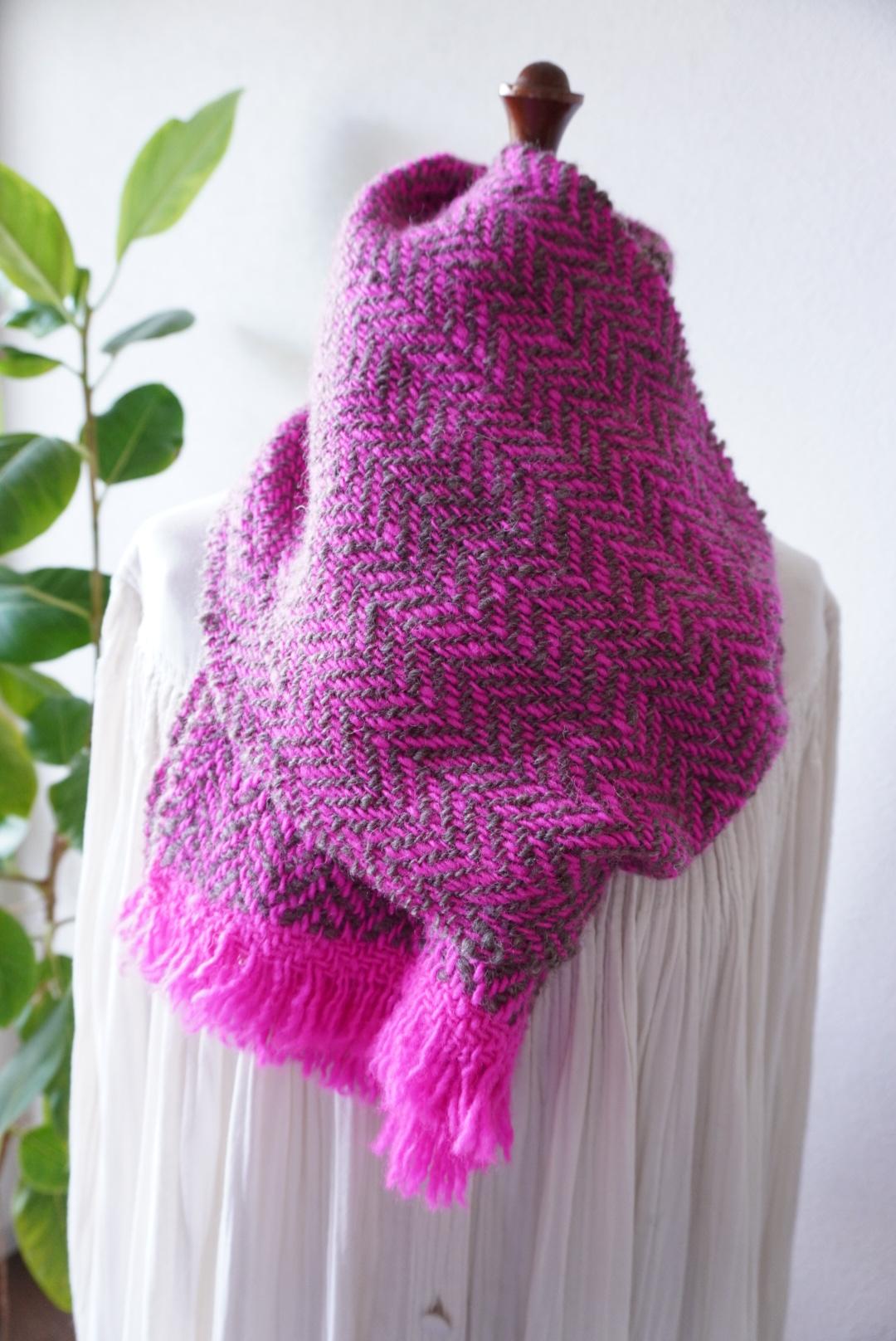 ホームスパン Herring boneマフラー　ショッキングピンク×チャコールグレー