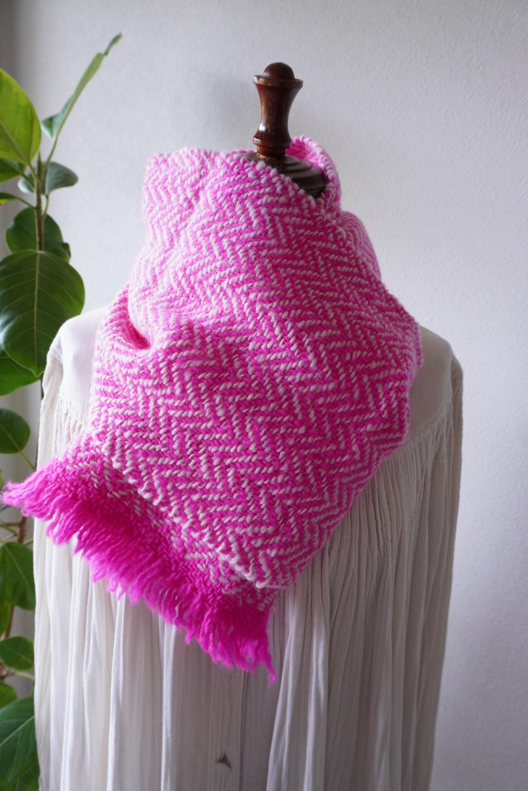 ホームスパン Herring boneマフラー　ショッキングピンク×白