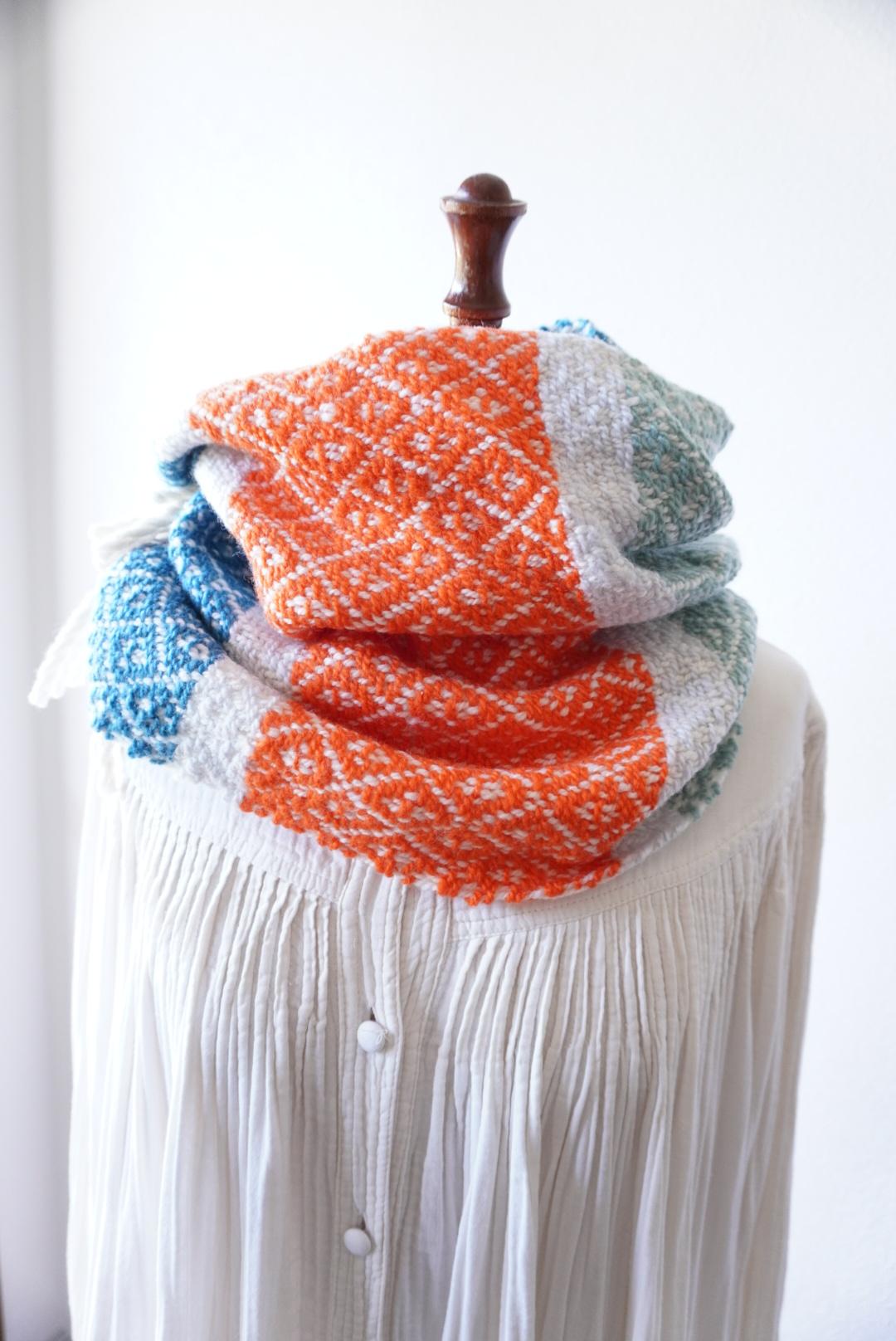 雪の結晶柄のスヌード　オレンジ×青×ダイキュリーアイス