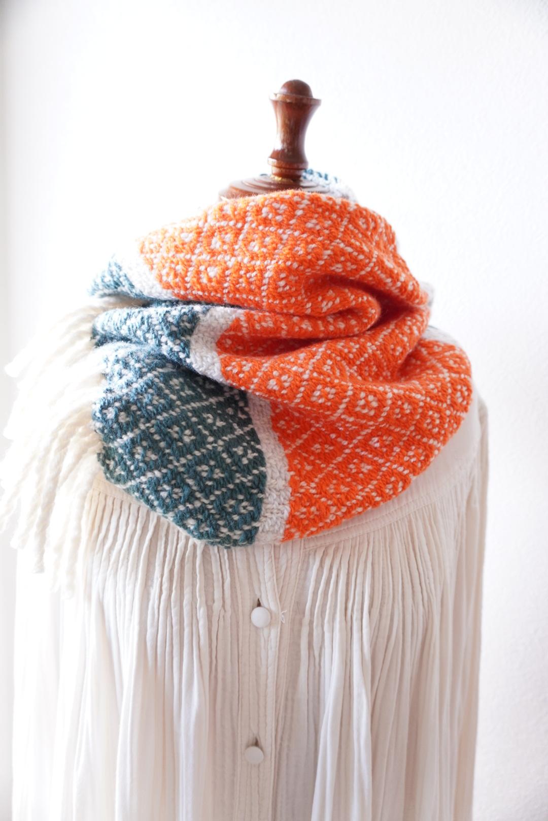 雪の結晶柄のスヌード　オレンジ×ニュアンスブルー