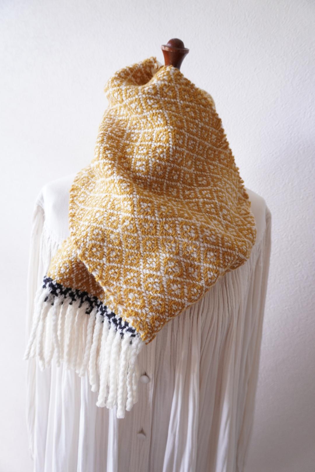 ホームスパン 雪の結晶柄マフラー　渋からし×黒ライン